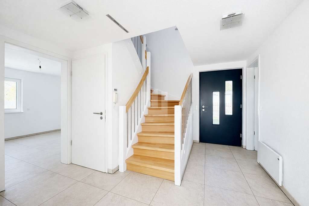 Immobilie in Oberschweinbach - Für den Käufer provisionsfrei! Modernes Einfamilienhaus auf großem Grundstück in ländlicher Idylle - Bild 1