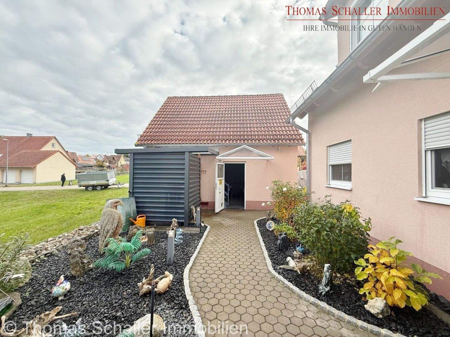 Immobilie in Abenberg - Hochwertiges 3-Familienhaus mit Einliegerwohnung, PV-Anlage & Gartenparadies - Bild 3