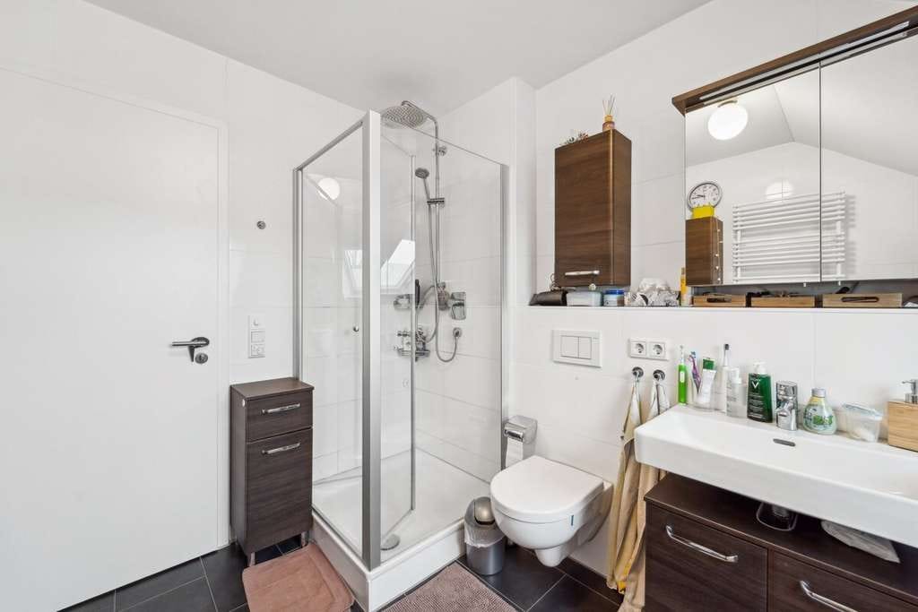 Immobilie in Neuching - Helle 4-Zimmer-Dachgeschosswohnung mit Aufzug, Balkon und zwei Carports in Niederneuching - Bild 3