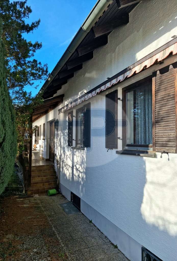 Immobilie in Vilshofen an der Donau - WALMDACH BUNGALOW
 MIT ELW UND HERRLICHER AUSSICHT  
NUTZBAR ALS ZWEIFAMILIENHAUS 
 - Bild 3