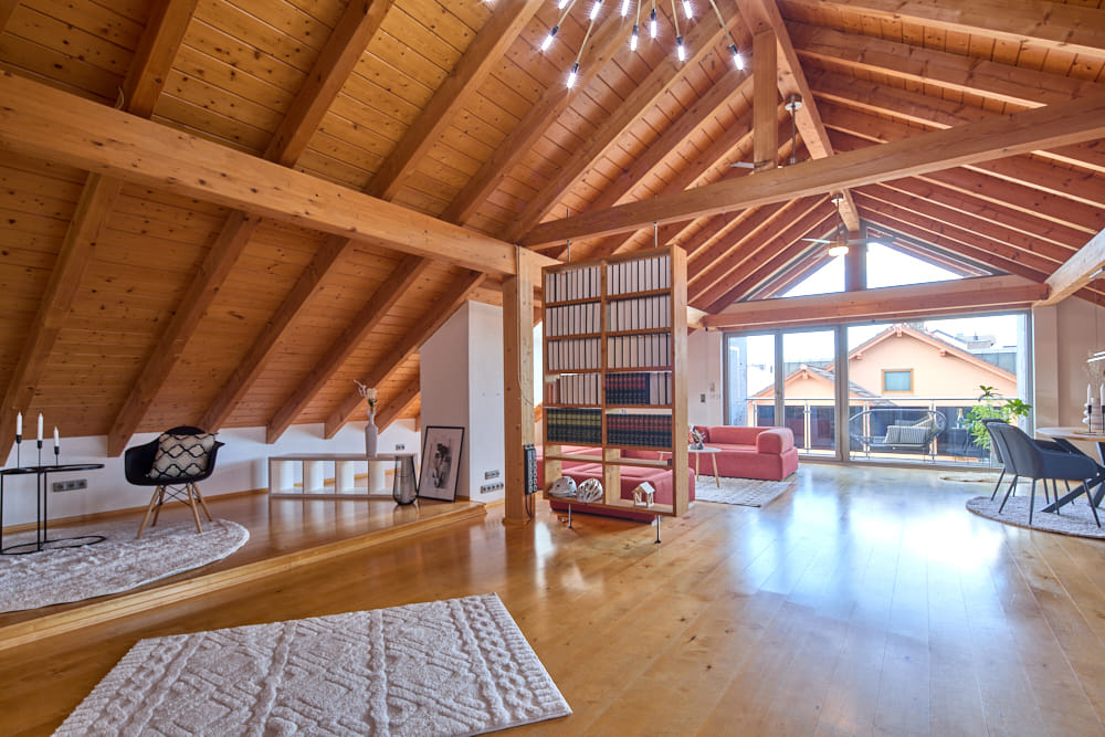 Immobilie in Niedernberg - Wohnen mit Charme!
Großzügige Dachgeschosswohnung mit Wintergarten und Balkon - Bild 0