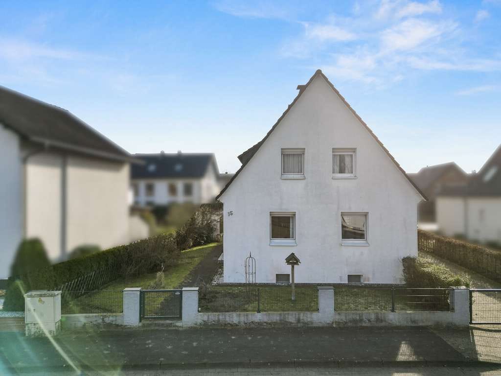 Immobilie in Schlangen - Einfamilienhaus in ruhiger Lage von Schlangen
mit großen Grundstück - Bild 1