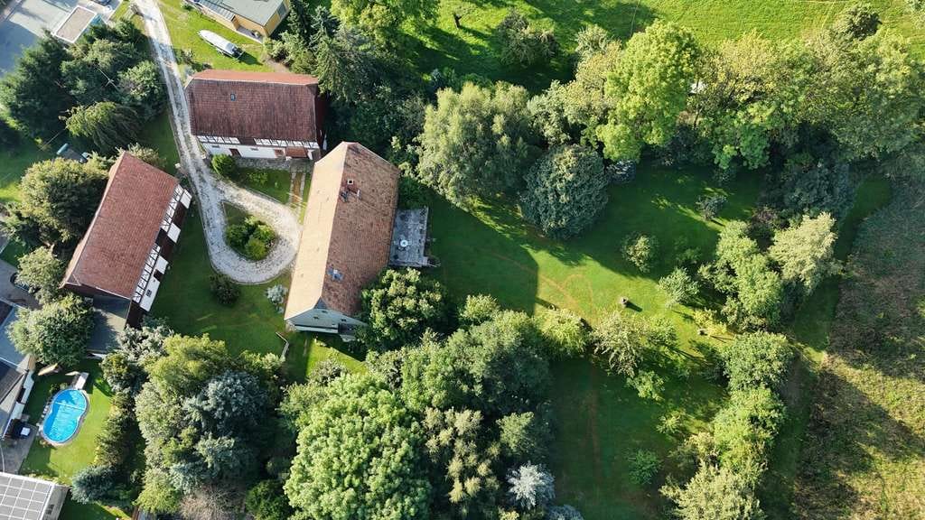 Immobilie in Neukirchen/Erzgebirge - Großzügiger 3-Seiten Hof mit traumhaftem Grundstück

 - Bild 4