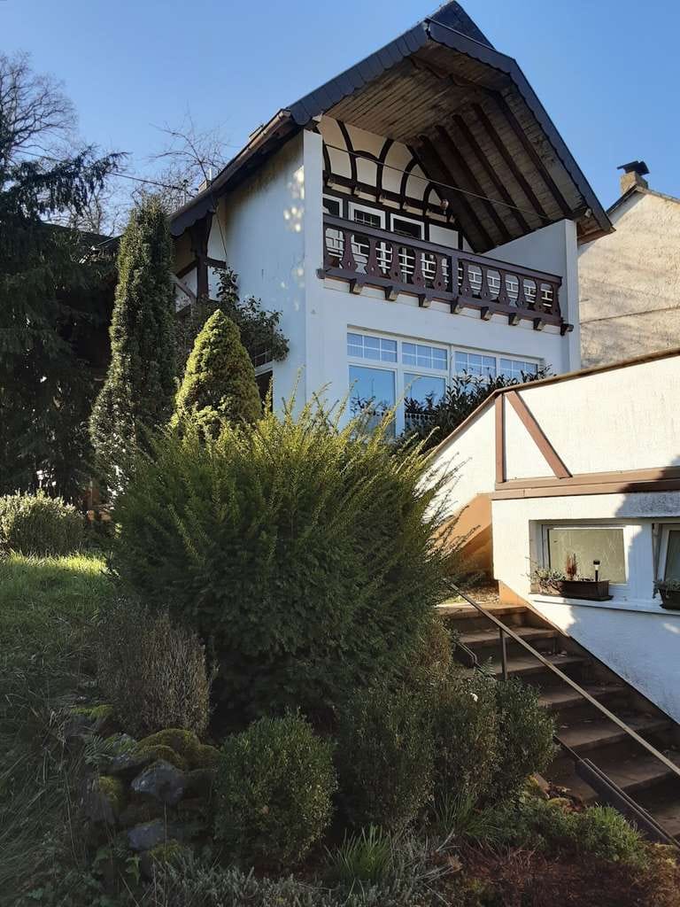 Immobilie in Wadern - Traumhaft gelegenes Wohnhaus mit Nebengebäude und herrlichem Weitblick in Wadern zu verkaufen - Bild 0