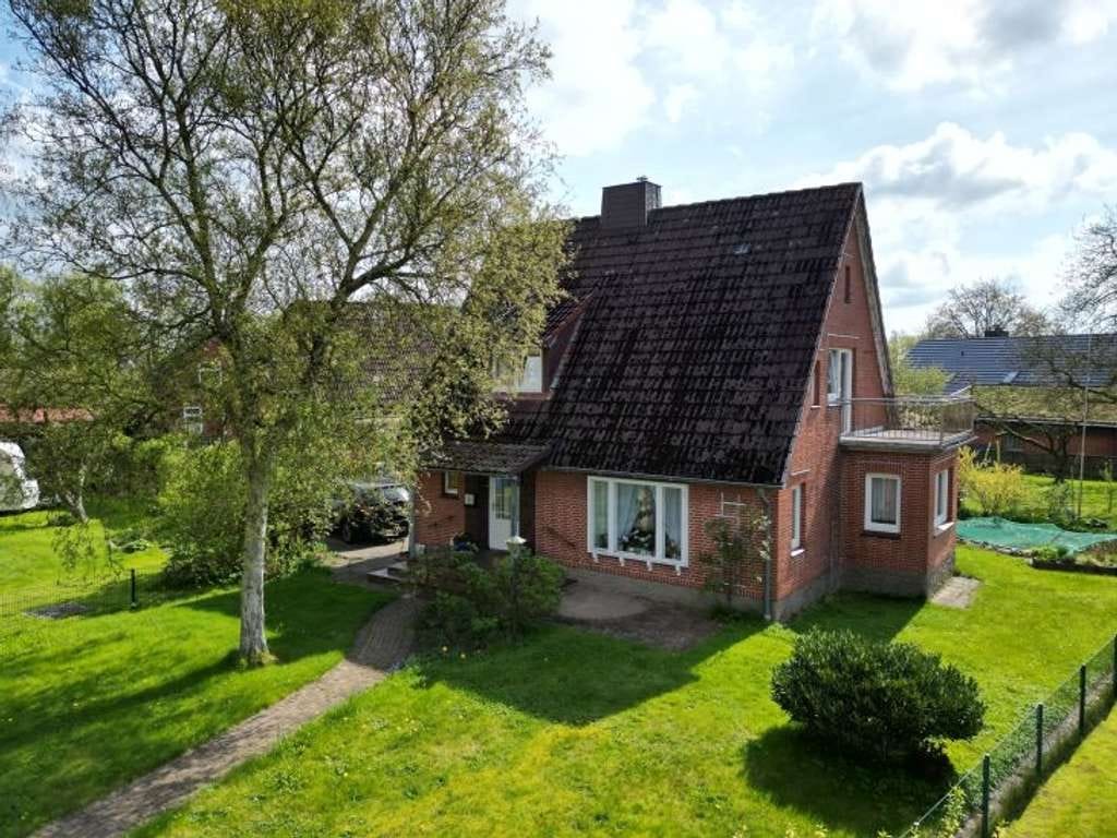 Immobilie in Groven - Gediegenes Einfamilienhaus auf schönem Grundstück mit altem Baumbestand in Lunden, Kreis Dithmarsche - Bild 1