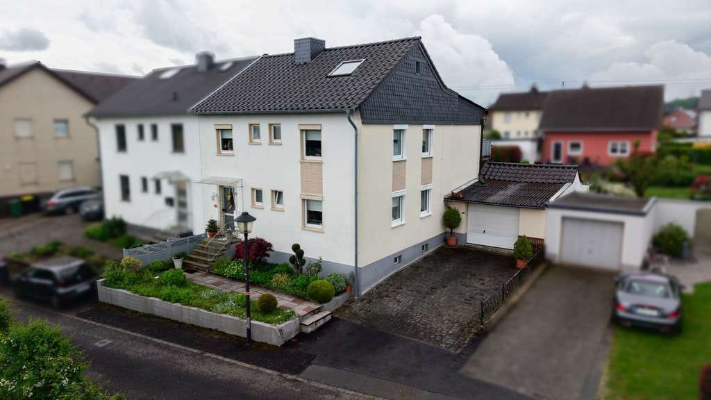Immobilie in Hennef (Sieg) - Gepflegte Doppelhaushälfte mit Platz für zwei Familien in ruhiger Wohnlage von Hennef - Bild 0
