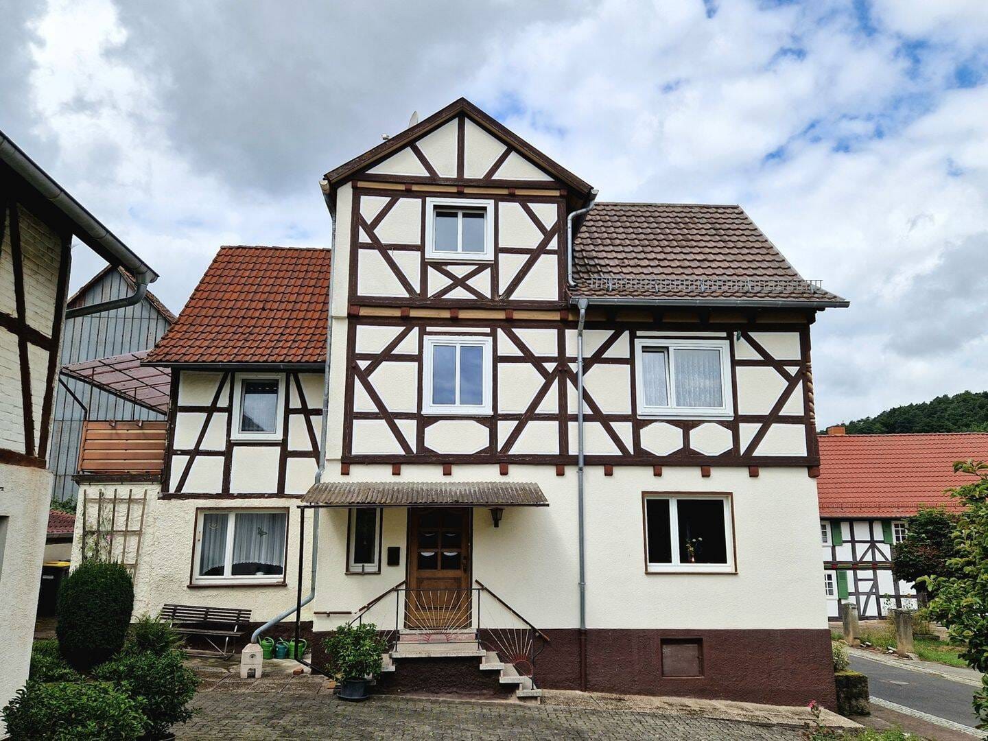 Immobilie in Herleshausen - Gepflegtes Einfamilienhaus mit Obstgarten und Scheune - Bild 1