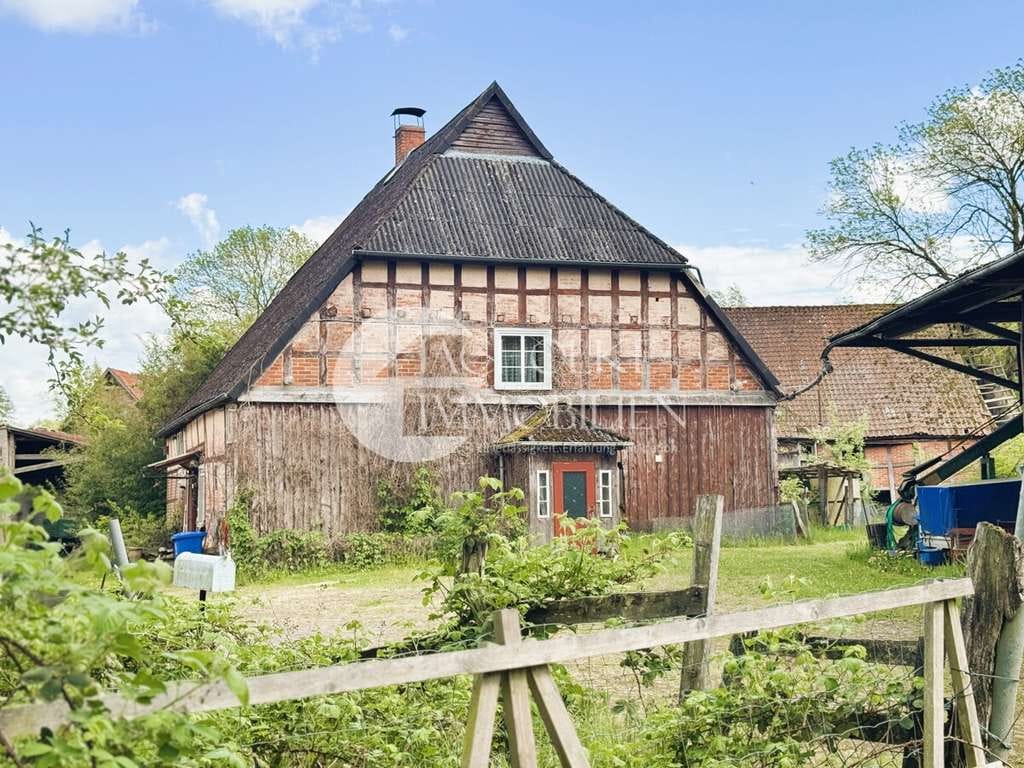 Immobilie in Bergen an der Dumme - Historische Hofstelle mit über 2 Hektar Land – Sanierungsobjekt mit freiem Blick in die Feldmark - Bild 1
