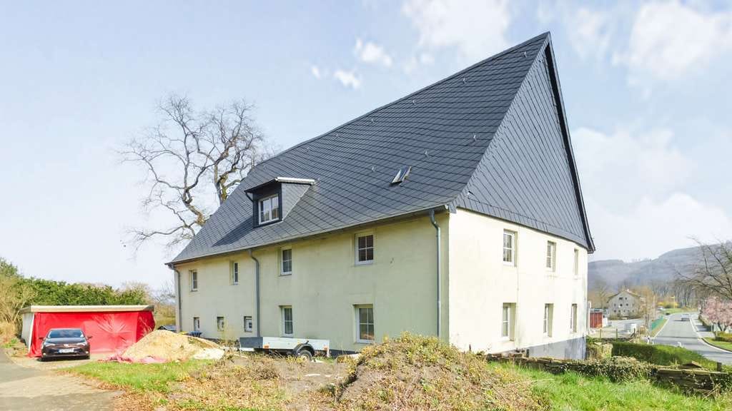 Immobilie in Nachrodt-Wiblingwerde - Nachrodt-Wiblingwerde: EFH mit 2.550 m² Grundstück & Ausbaupotenzial - Bild 0