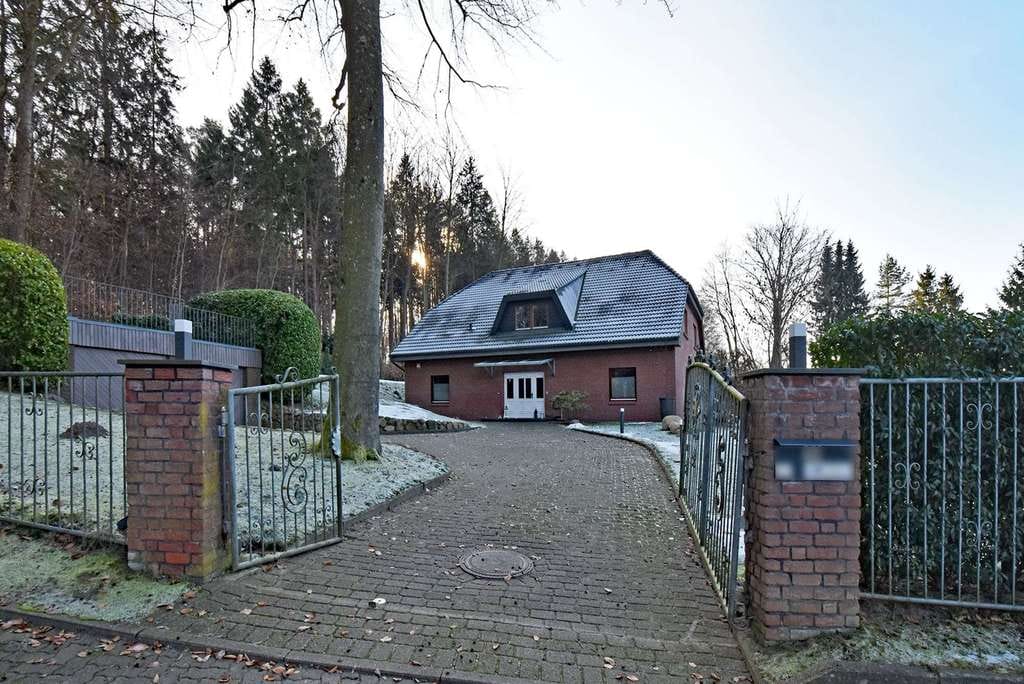 Immobilie in Aumühle - Naturnahes Raumwunder mit vielen Optionen:  Gepflegtes EFH mit Teilkeller und Doppelgarage - Bild 0