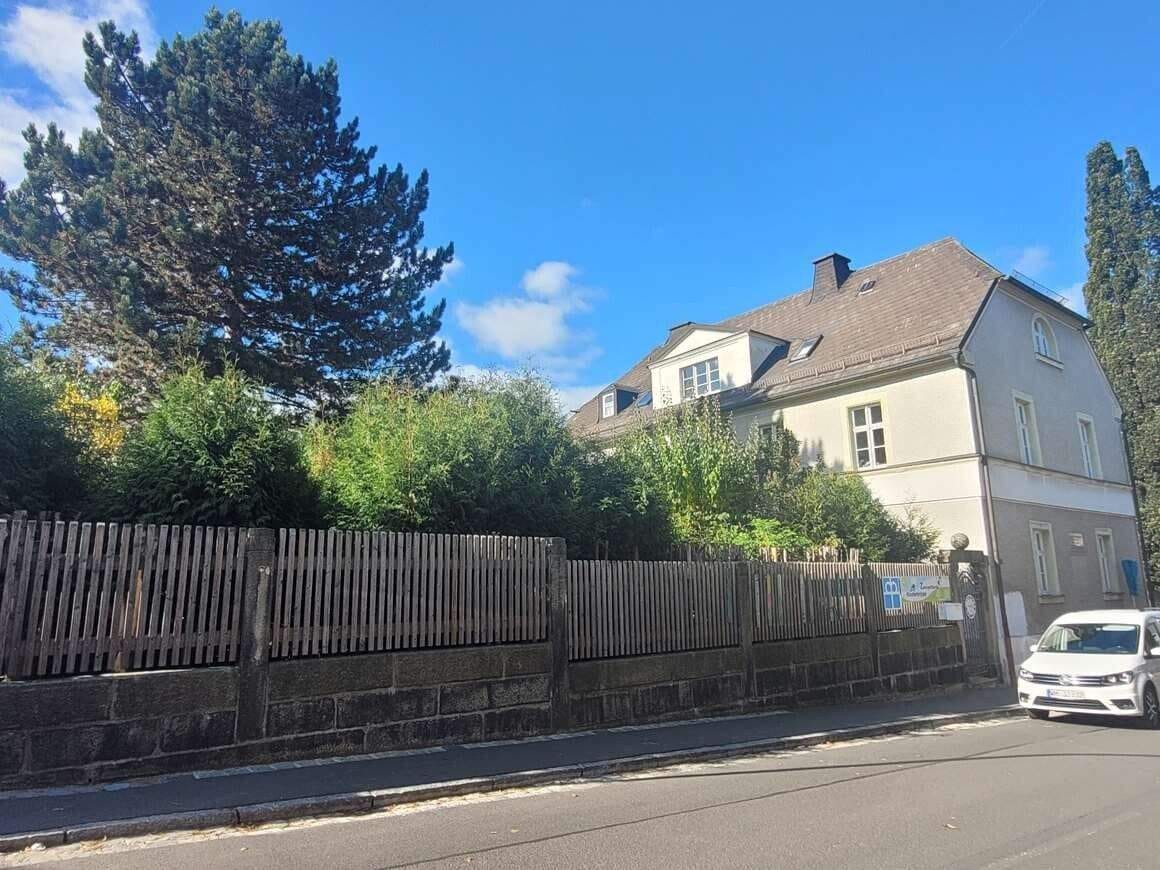 Immobilie in Wunsiedel - Stattliches 3-Familienhaus mit Garten in ruhiger, zentraler Lage - derzeit als Kinderkrippe genutzt - Bild 2