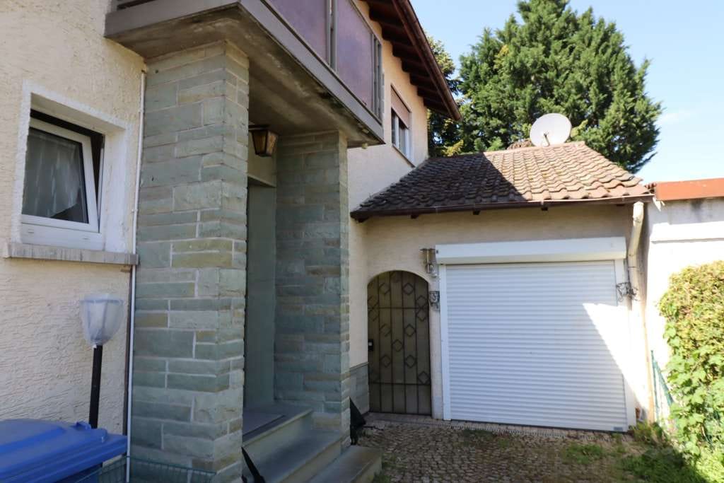 Immobilie in Nauheim - ***Raumwunder: Charmantes Zweifamilienhaus mit zusätzlicher Einliegerwohnung*** - Bild 1