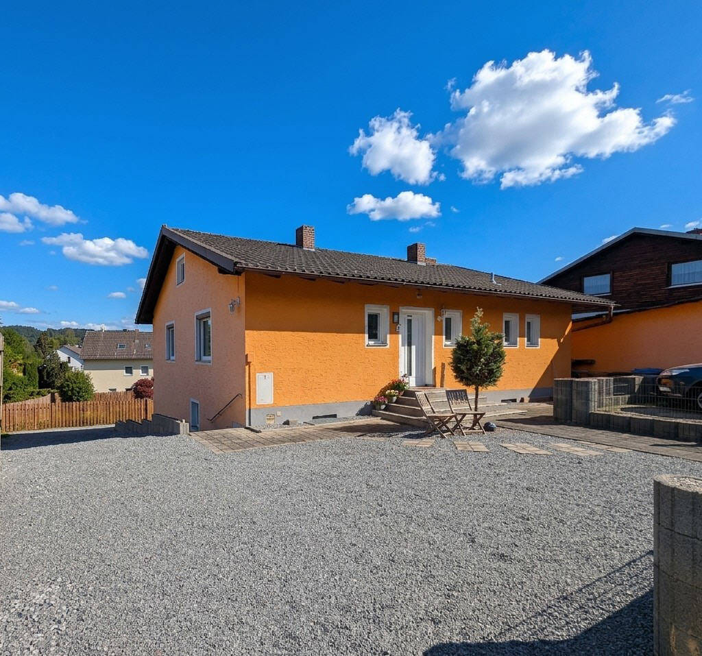 Immobilie in Blaibach - Renoviertes Ein- oder Zweifamilienhaus mit schönem Grundstück in Blaibach - Bild 2