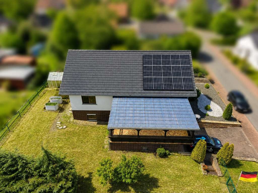 Immobilie in Amöneburg - Zukunftsorientiert wohnen: Einfamilienhaus mit PV-Anlage und Nahwärme-Perspektive - Bild 1