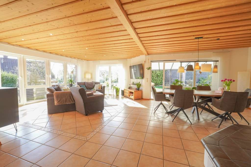 Immobilie in Kreuztal - Familienfreundliches saniertes Zweifamilienhaus mit Wärmepumpe und Photovoltaik - Bild 1