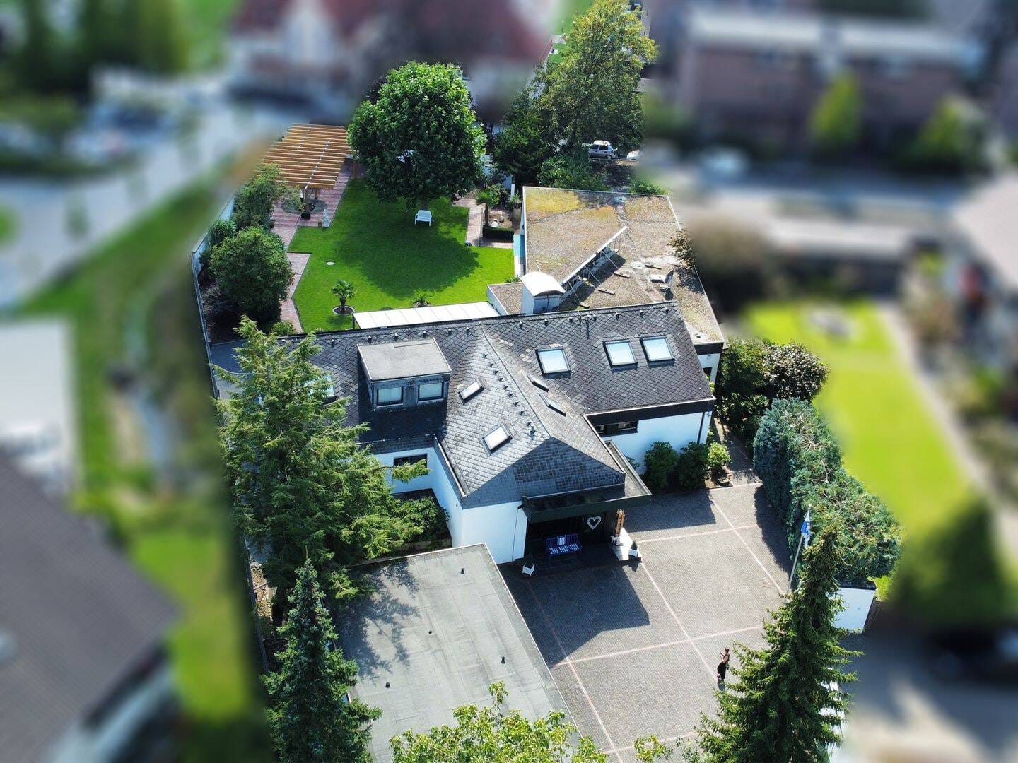 Immobilie in Borgholzhausen - Beeindruckende Liegenschaft mit harmonisch angelegtem Garten in Borgholzhausen - Bild 1