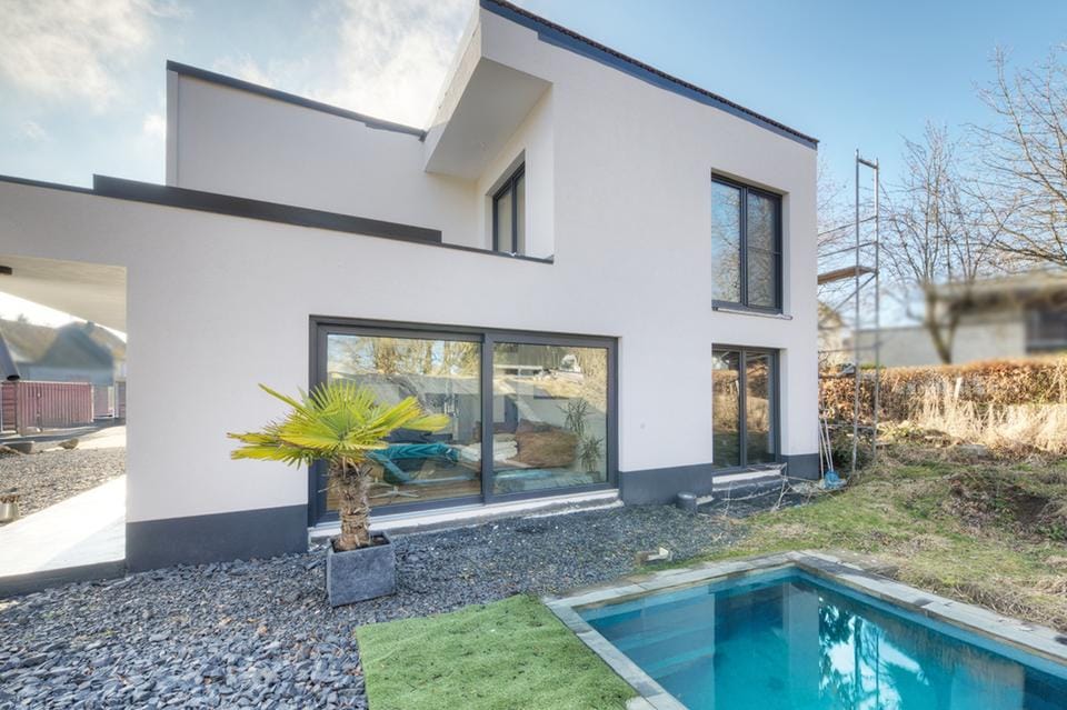 Immobilie in Steinebach an der Wied - Raum für kreative Konzepte! Bauhausvilla mit vielseitig nutzbarem Nebengebäude - Bild 0