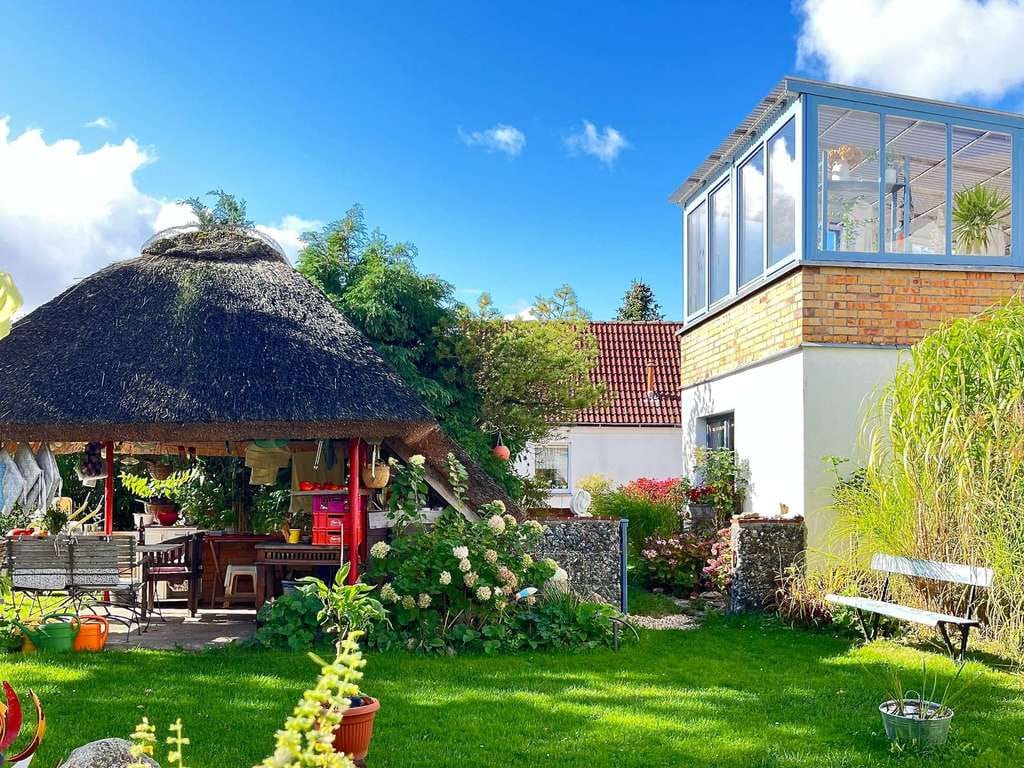 Immobilie in Wiek - Ehemaliges Bauernhaus mit drei Fewo in Wiek auf Rügen - Bild 2