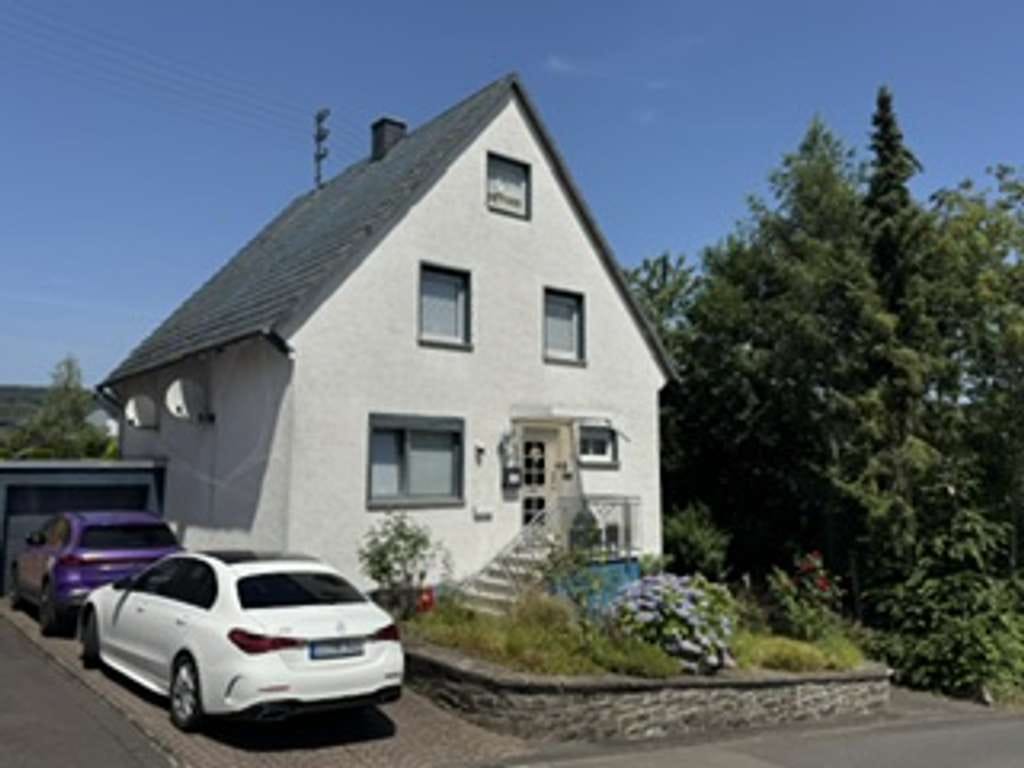 Immobilie in Brachbach - Brachbach, solides Einfamilienhaus mit sonnigem, großen Grundstück. - Bild 0