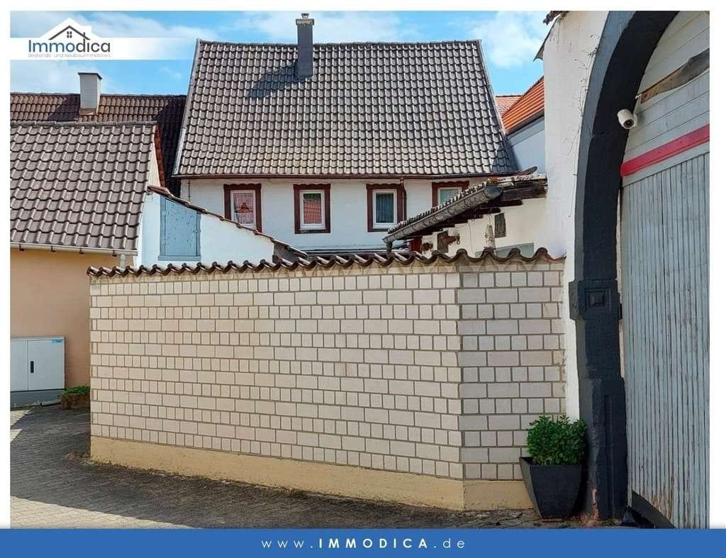 Immobilie in Großkarlbach - Einfamilienhaus mit Garage und Garten im historischen Ortskern von Großkarlbach - Bild 1