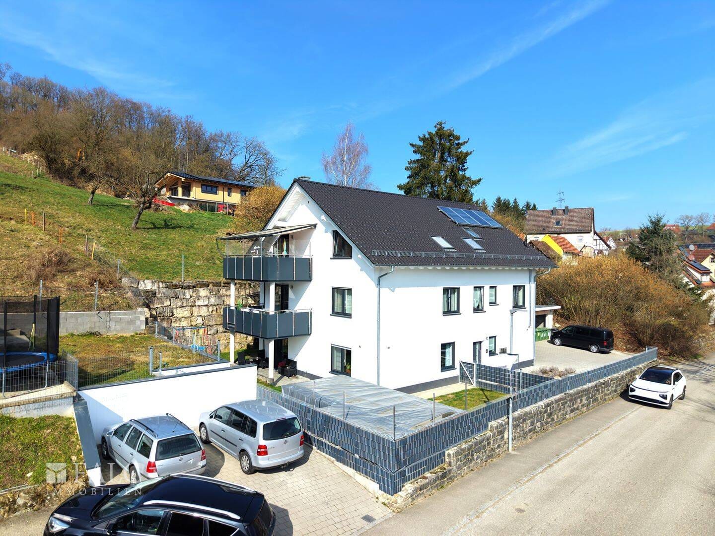 Immobilie in Zweiflingen - Neubau-Juwel mit Effizienz! Schönes 3-Familienhaus im Vorort von Öhringen! - FALC Immobilien - Bild 1
