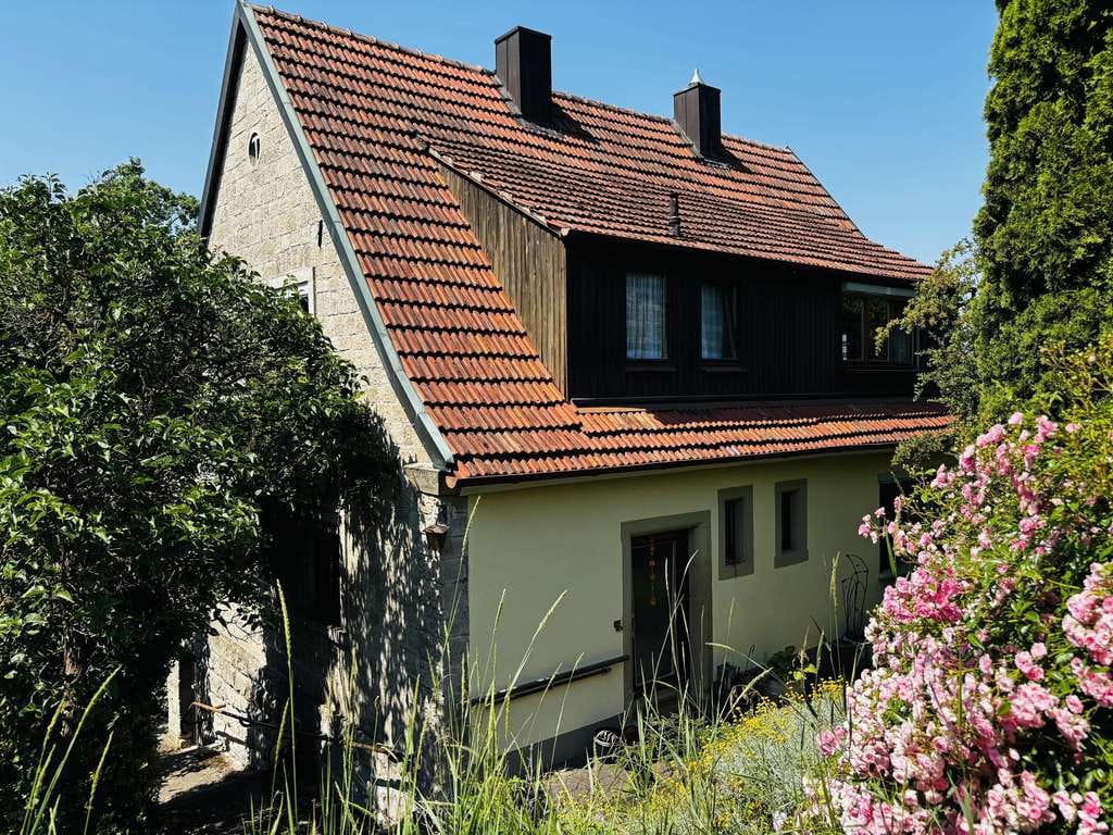 Immobilie in Zeil am Main - Schmuckes Sandsteinhaus mit Garten in sonnenverwöhnter Lage - unweit der Altstadt, Grund 952m², 9  - Bild 3