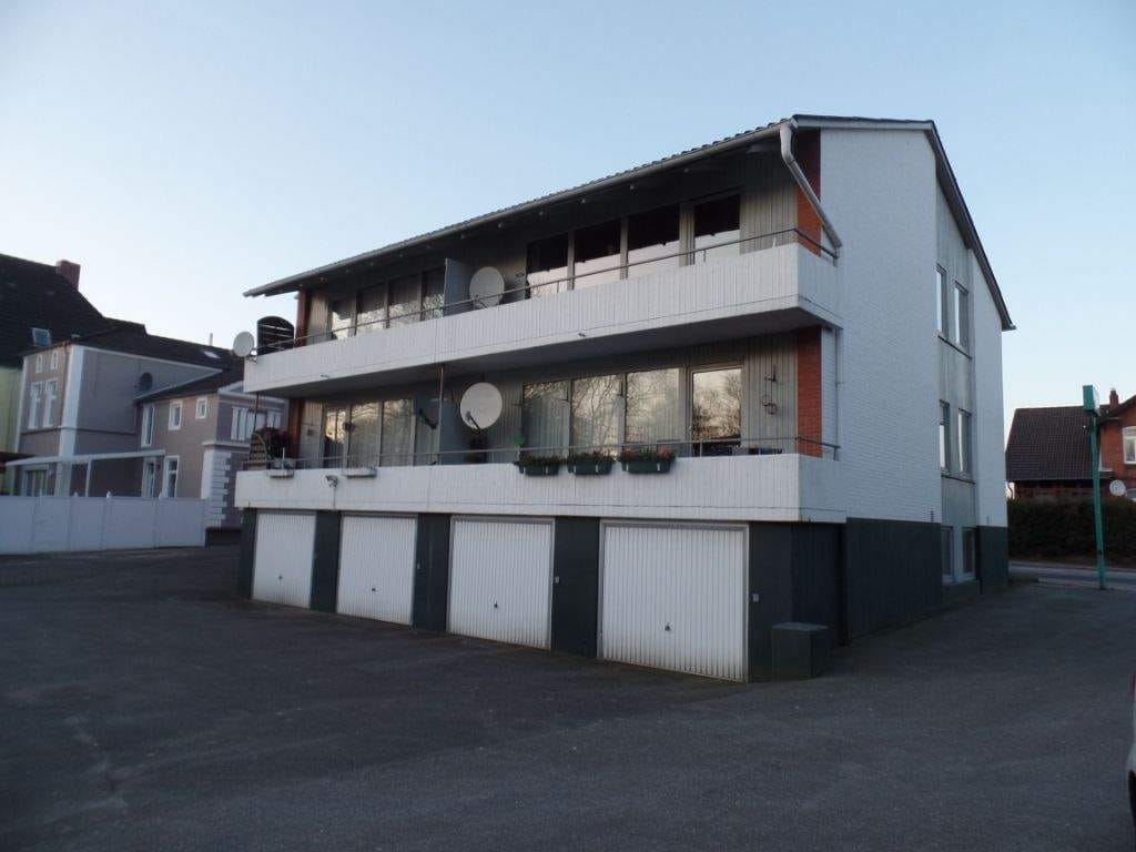 Immobilie in Heide - Mehrfamilienwohnhaus mit 4 Wohnungen, 6 Garagen - Bild 2