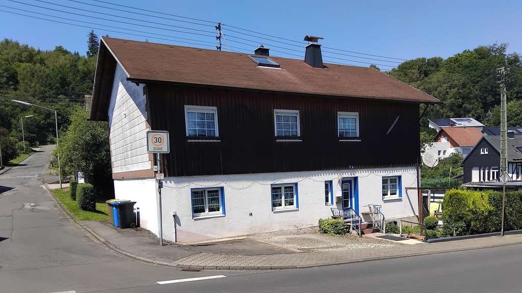 Immobilie in Burbach - Familienfreundliches Haus mit großzügiger Terrasse, Garten und Garagenanlage

 - Bild 0