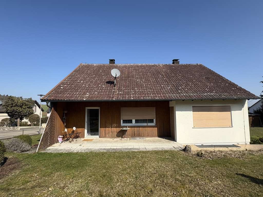 Immobilie in Kirchheim am Ries - Attraktives Einfamilienwohnhaus mit weitläufigem Garten  – verwirklichen Sie Ihren Wohntraum - Bild 1