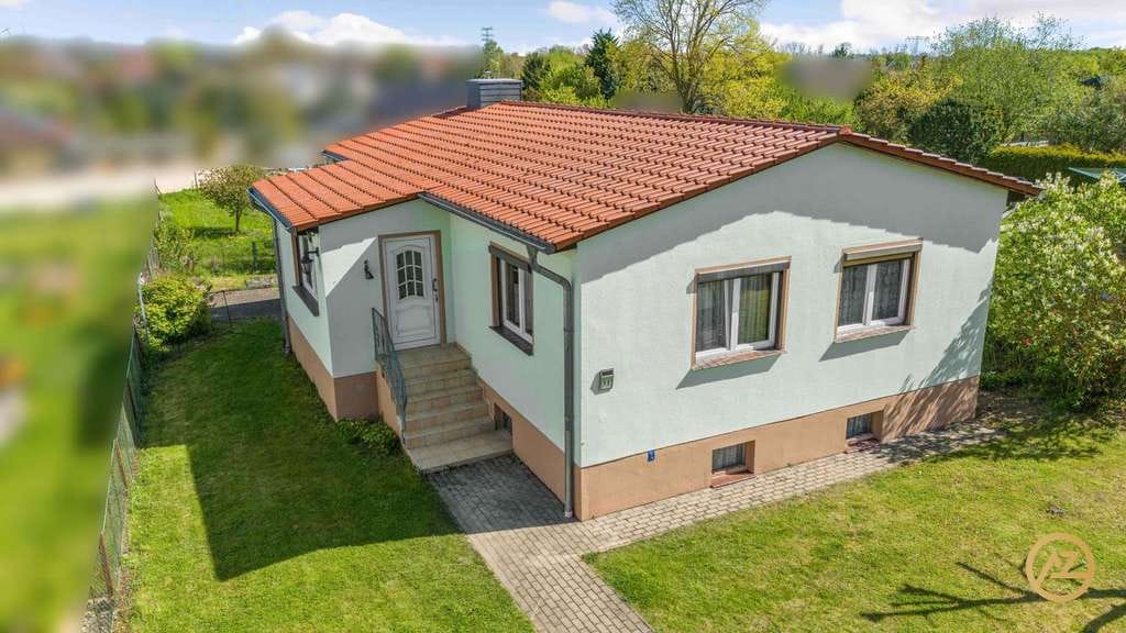 Immobilie in Hohe Börde - "Solides Haus mit großem Grundstück und Sanierungspotenzial in ruhiger Lage" - Bild 1