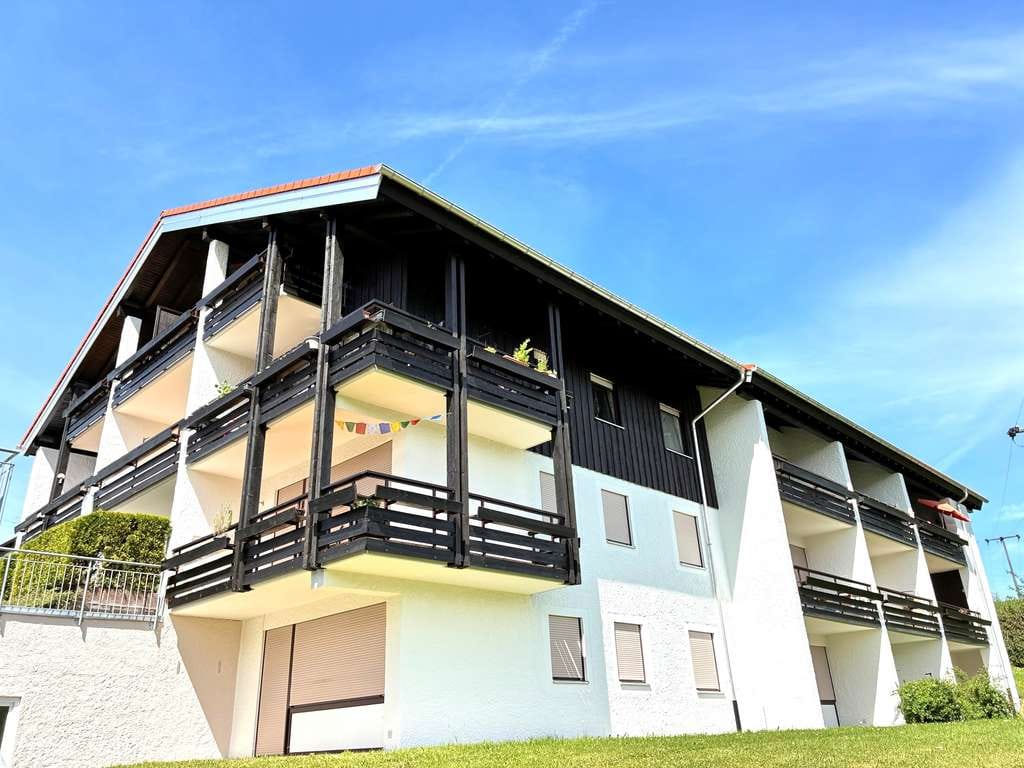 Immobilie in Oberstaufen - Traumhafte Aussichten - Maisonette - Wohnung in ruhiger Lage im beliebten Bergdorf Steibis - Bild 1