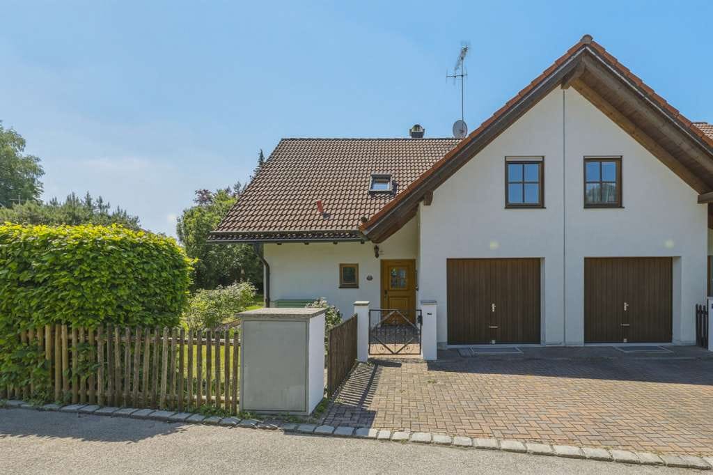 Immobilie in Weßling - Ruhig gelegene 4-Zimmer-Doppelhaushälfte mit sonnigem Garten, Hobbyraum und Garage - Bild 0