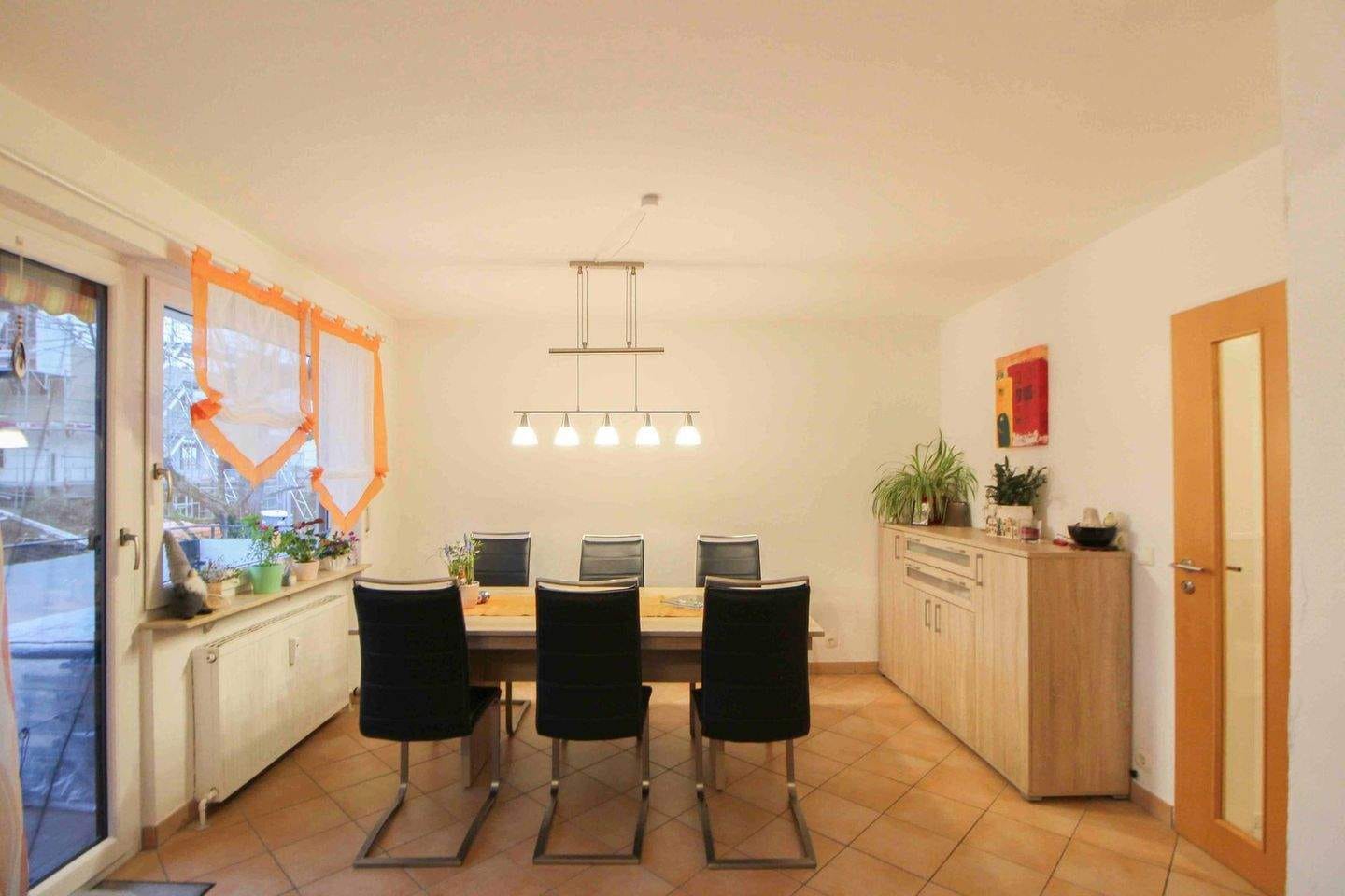 Immobilie in Neuhausen auf den Fildern - Attraktive 4,5-Zimmer-Maisonette-Wohnung mit drei Balkonen, Loggia und zwei Stellplätzen - Bild 2
