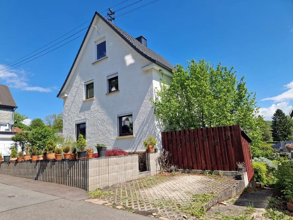 Immobilie in Wilnsdorf - Solides Einfamilienhaus mit schönem Garten in Wilnsdorf-Flammersbach! - Bild 1
