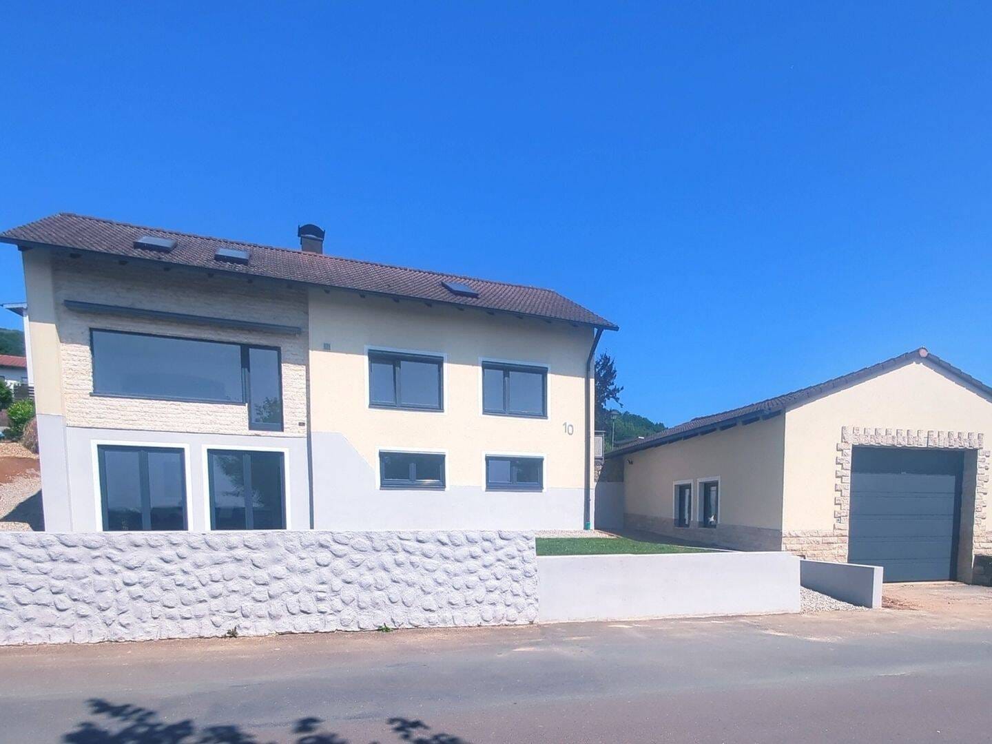 Immobilie in Weilersbach - Zweifamilienhaus mit Pool, LKW-Garage und Franken-Panorama - Bild 0