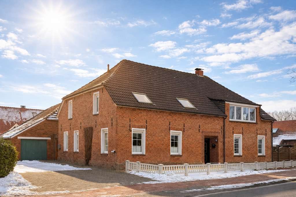 Immobilie in Südbrookmerland - 507 Südbrookmerland-Wiegboldsbur, großzügiges Zweifamilienhaus mit Blick auf die historische Mühle! - Bild 0