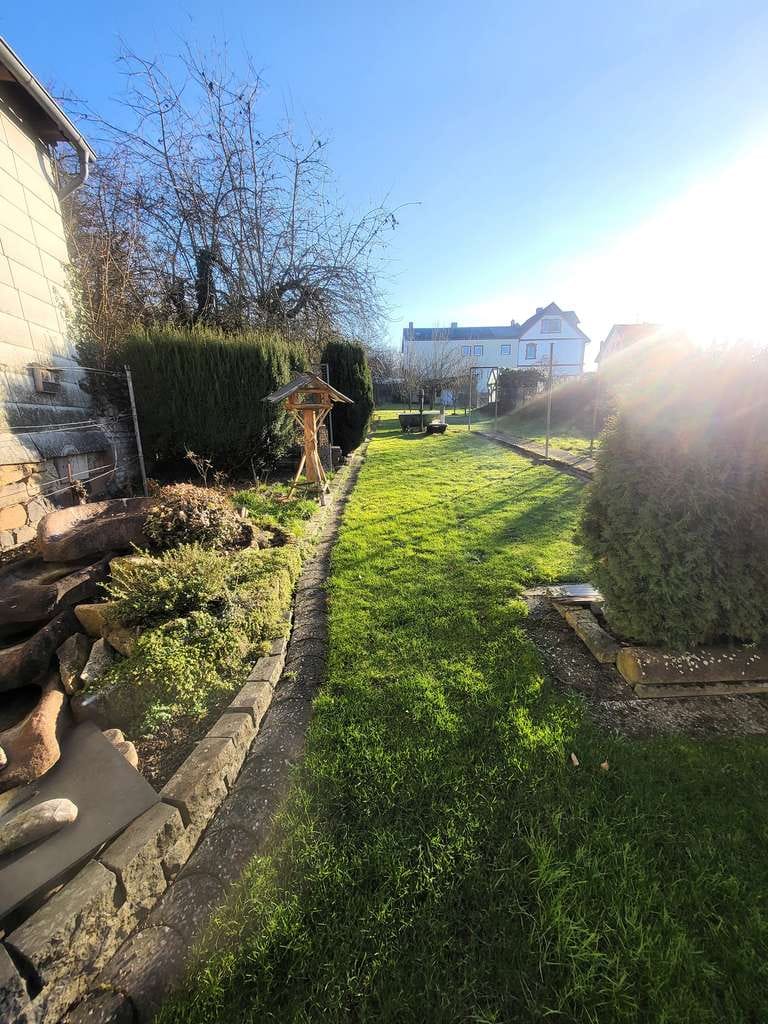 Immobilie in Staufenberg - Top gepflegtes Zweifamilienhaus mit Werkstatt 2 Garagen und Garten! - Bild 1