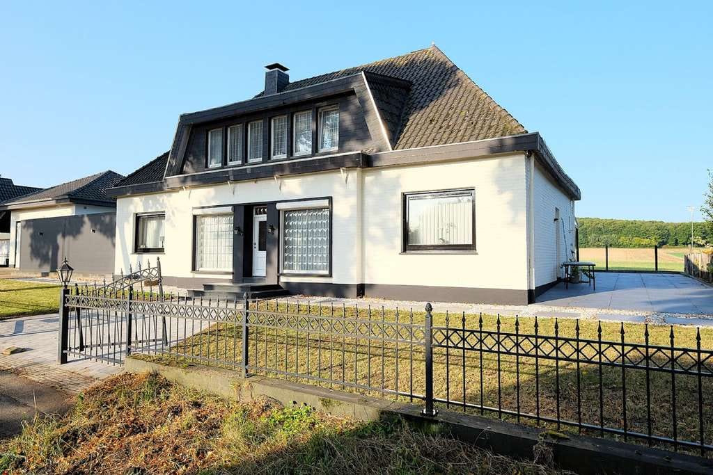 Immobilie in Kranenburg - Freistehendes Einfamilienhaus mit großer Garage und Wintergarten mit Panoramablick - Bild 2