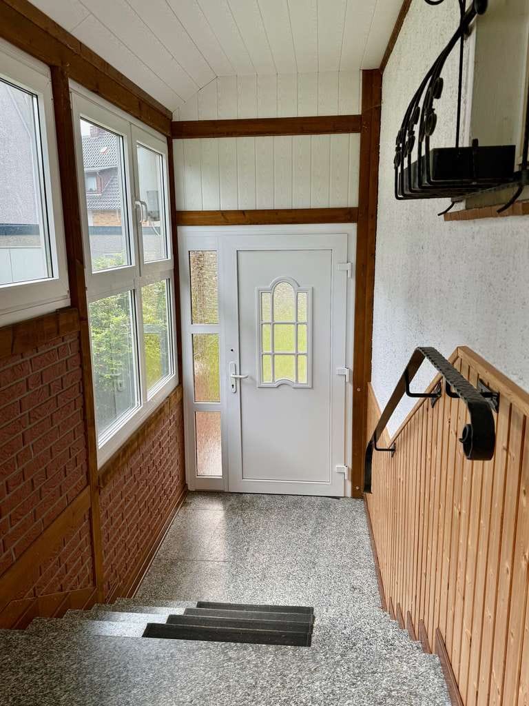 Immobilie in Nordstemmen - Charmantes Einfamilienhaus mit Wintergarten und Garage auf großem Grundstück - Bild 3