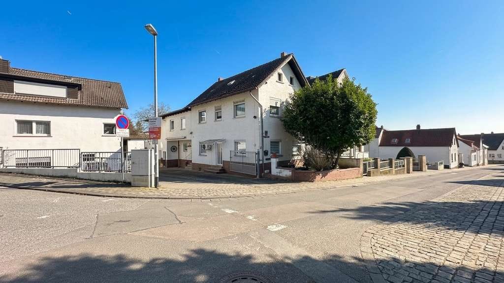 Immobilie in Essenheim - Vielseitiges Ein- bis Zweifamilienhaus mit Scheune und Kellerbar in Essenheim - Bild 0