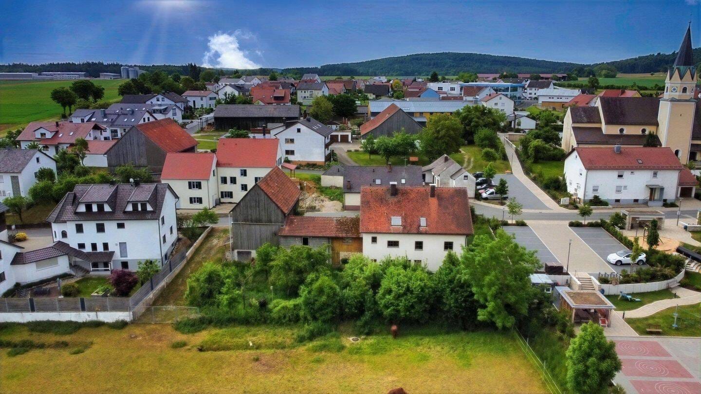 Immobilie in Seubersdorf in der Oberpfalz - Ländliches Wohnidyll, großzügiges Zweifamilienhaus mit herrlichem Grundstück - Bild 0