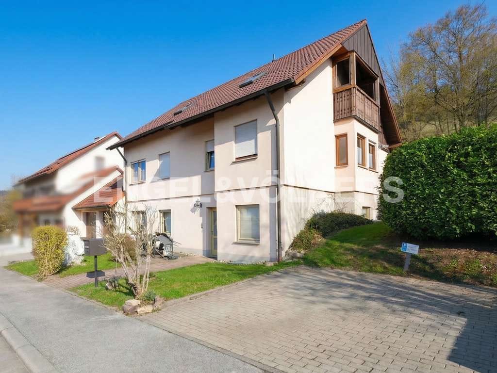 Immobilie in Hofheim in Unterfranken - Kapitalanlage mit sofortigen Einnahmen: Mehrfamilienhaus mit 3 Einheiten & übernehmbarer Vermietu... - Bild 0