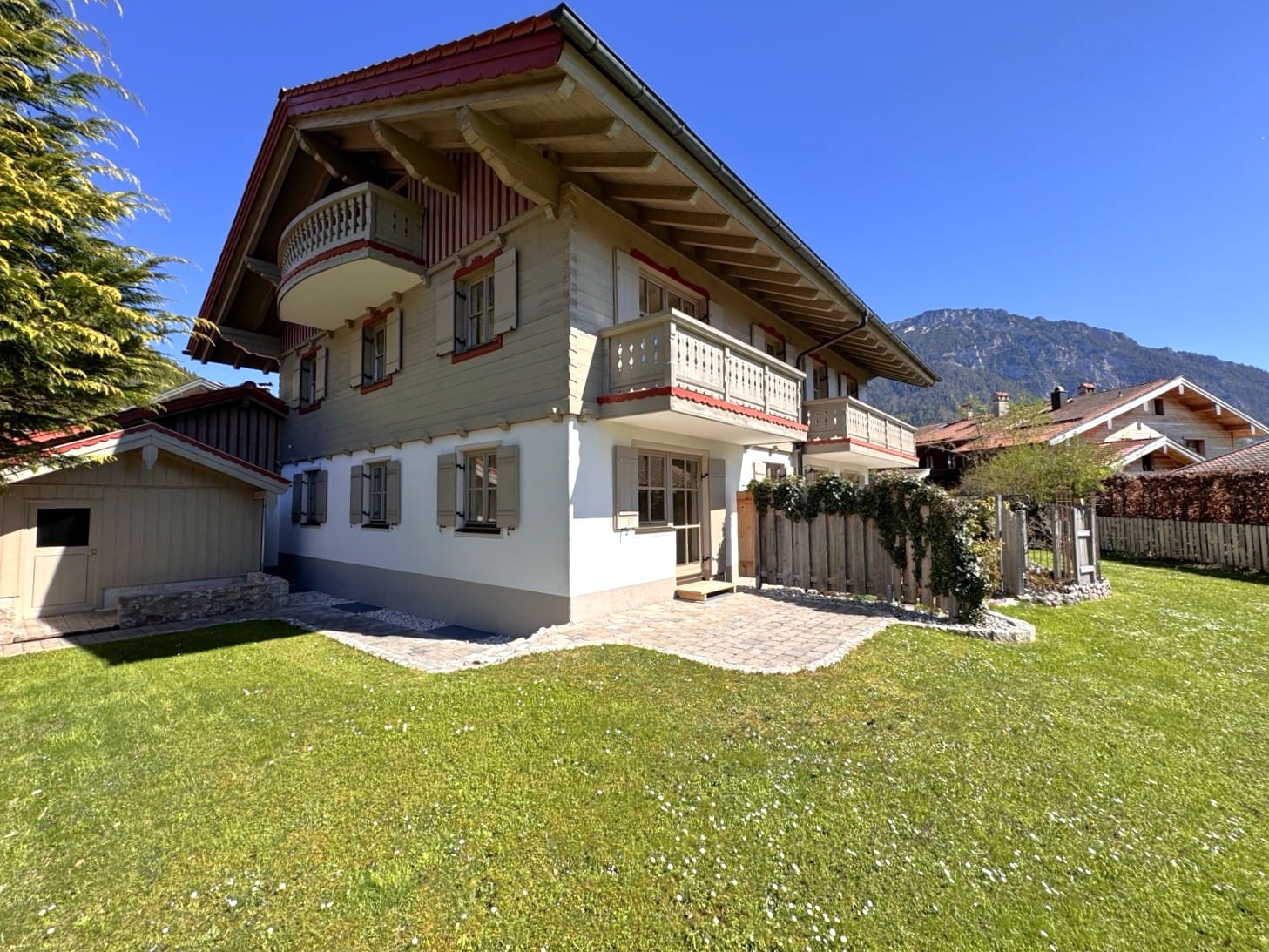 Immobilie in Ruhpolding - Ansprechendes, renoviertes Wohnhaus mit 3 Wohnungen und großer Doppelgarage in herrlicher Lage - Bild 3