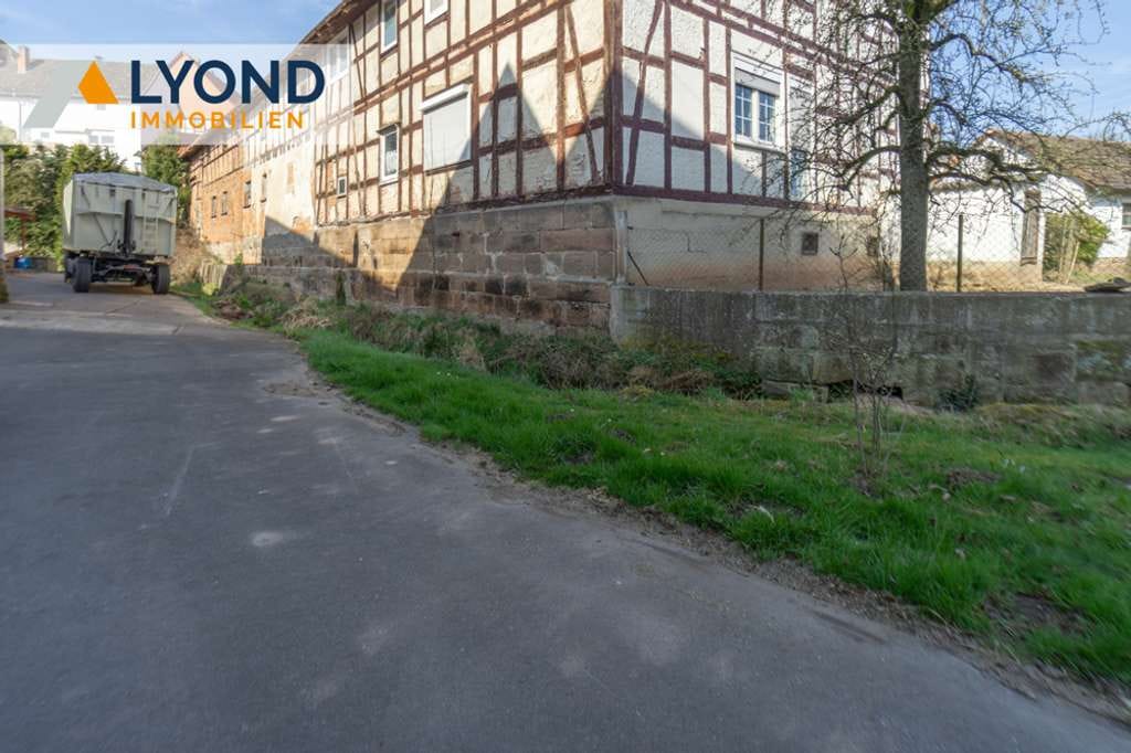 Immobilie in Bad Arolsen - Großzügiges Fachwerkhaus mit großem Grundstück und Entwicklungsmöglichkeiten! - Bild 1