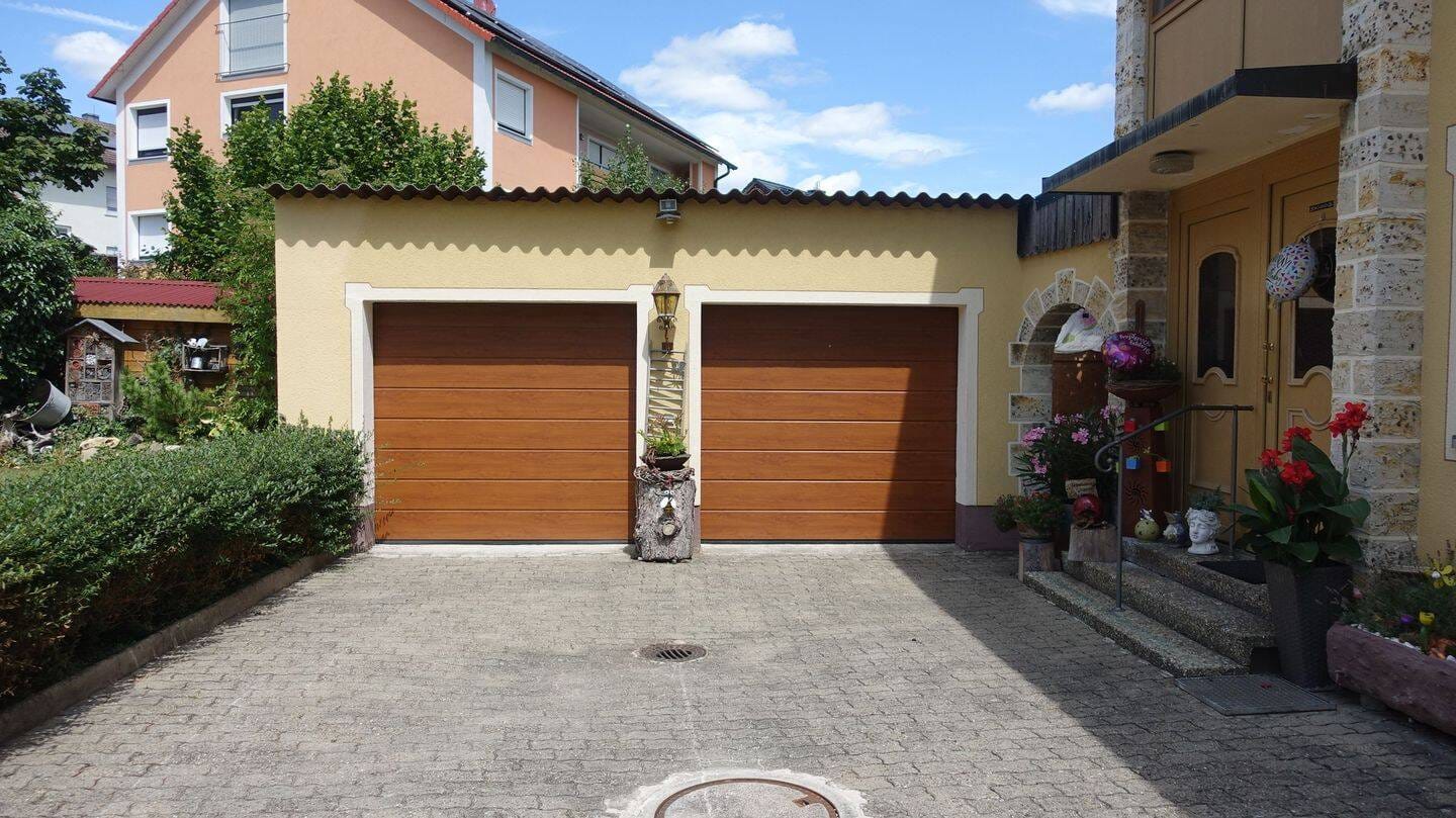 Immobilie in Langenfeld - Gepflegtes Mehrfamilienhaus mit Doppelgarage, Wintergarten und schönem Garten in Langenfeld zu verkaufen - Bild 1