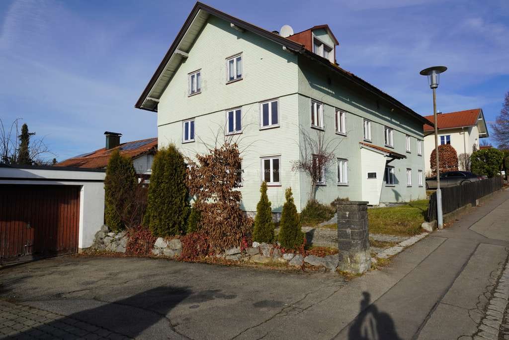Immobilie in Lindenberg im Allgäu - Weitere Kaufpreissenkung bei großem Zweifamilienhaus mit tollem Bergblick in Lindenberg - Bild 0