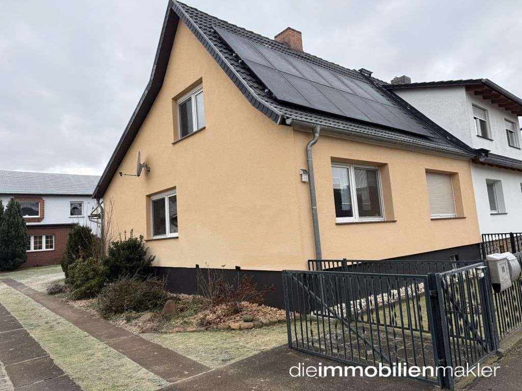 Immobilie in Neu Zauche - Zwei top ausgestattete und gepflegte Häuser auf großem Grundstück zu verkaufen – eines vermietet - - Bild 1