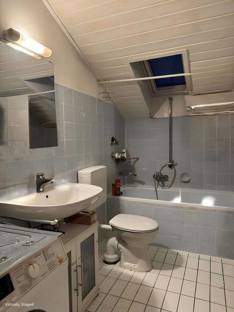 Immobilie in Rosenheim - Kapitalanleger aufgepasst! Hochschulnah, bestens vermietete 2-Zimmer Wohnung Im Dachgeschoß - Bild 0