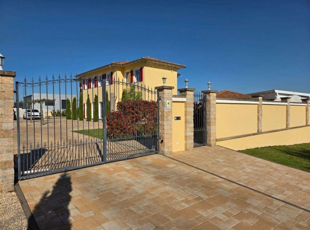 Immobilie in Sauldorf - Unternehmervilla Toskana Villa mit Outdoorküche Bar nahe Bodensee  - Bild 0