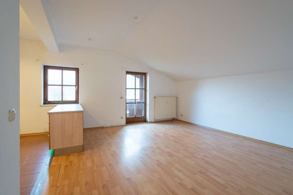 Immobilie in Schleching - Renovierungsbedürftige 3-Zimmer-Wohnung mit durchdachtem Grundriss und Bergblick Panorama - Bild 4